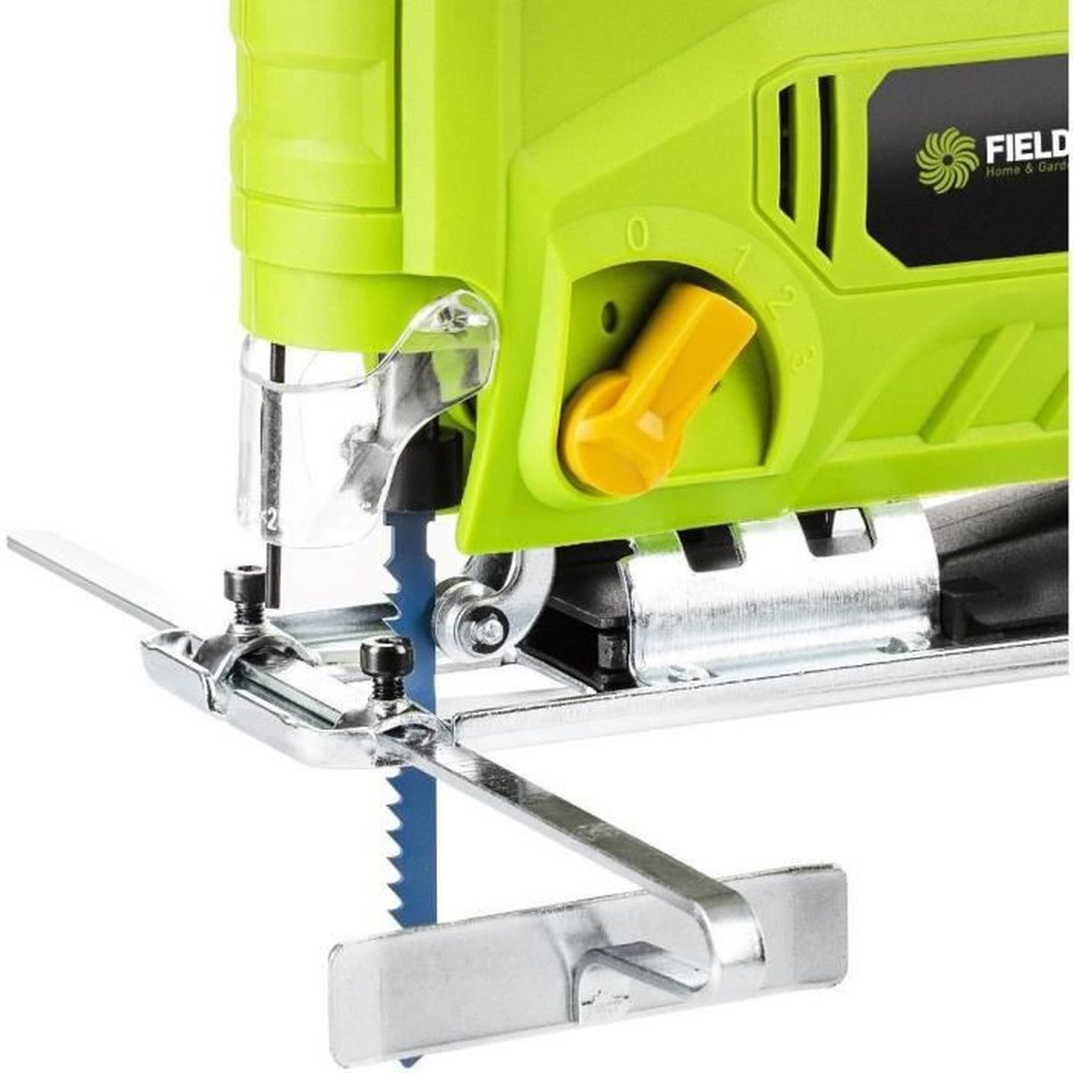 Zielona wyrzynarka z niebieskim brzeszczotem i żółtą rączką, zbliżenie.