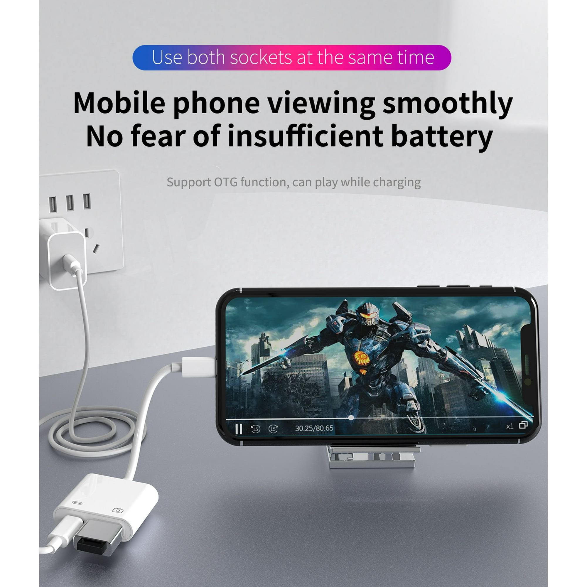 Smartphone mit einem Roboterfilm, das über ein OTG-Kabel an eine Steckdose und ein Ladegerät angeschlossen ist.