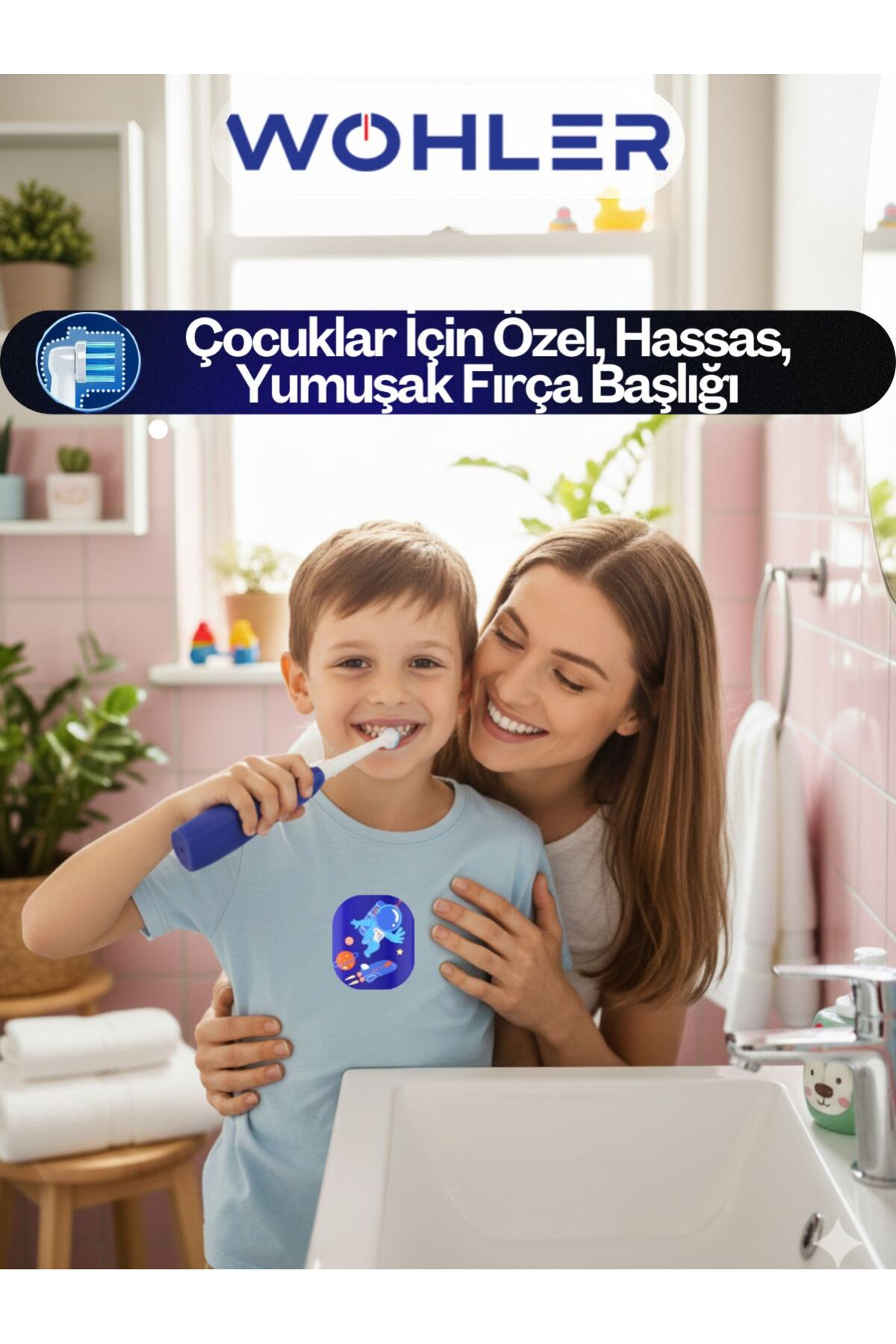 Anne, oğlunun banyoda elektrikli diş fırçasıyla dişlerini fırçalamasına yardım ediyor.