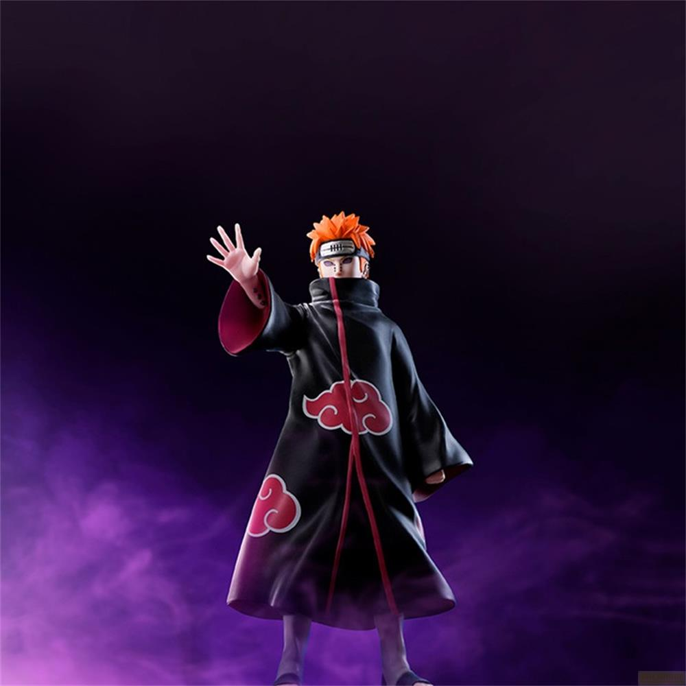 Eine Figur mit orangefarbenem Haar und einem schwarzen Akatsuki-Umhang mit roten Wolken.