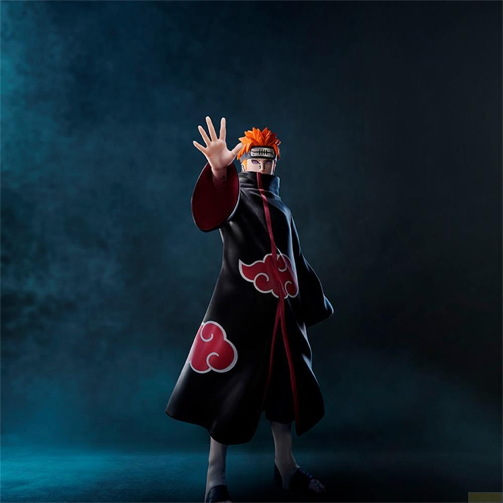 Eine Naruto-Charakterfigur mit orangefarbenem Haar und schwarzem Umhang mit roten Wolken.