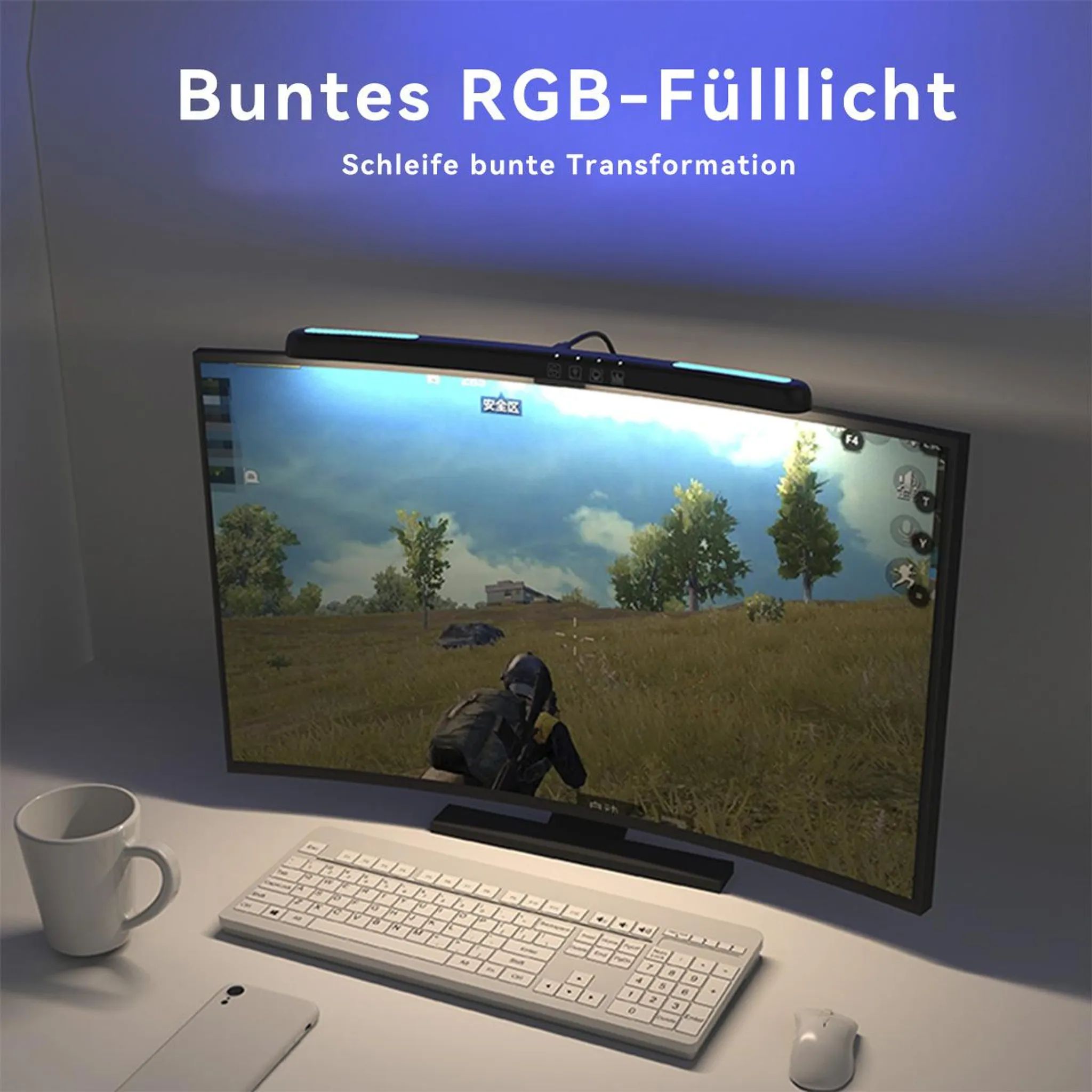 Ein gekrümmter Monitor zeigt ein Spiel mit einer Figur in einer Wiese. Ein Keyboard, eine Maus, eine Tasse und ein Handy liegen davor.