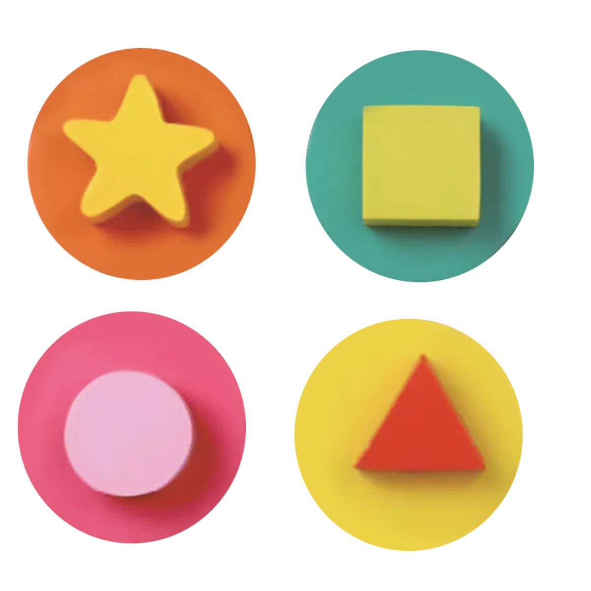 Quattro cerchi con forme geometriche: stella gialla, cubo giallo, cerchio rosa, triangolo rosso.