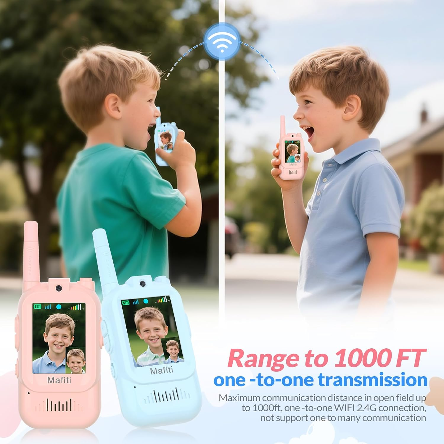 Zwei Kinder benutzen Walkie-Talkies im Freien. Ein rosafarbenes und ein blaues Gerät.