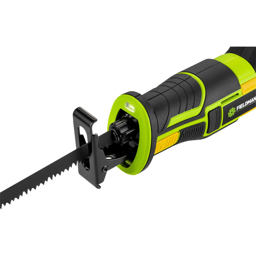 Akumulatorowa piła szablasta z czarną i zieloną obudową.
