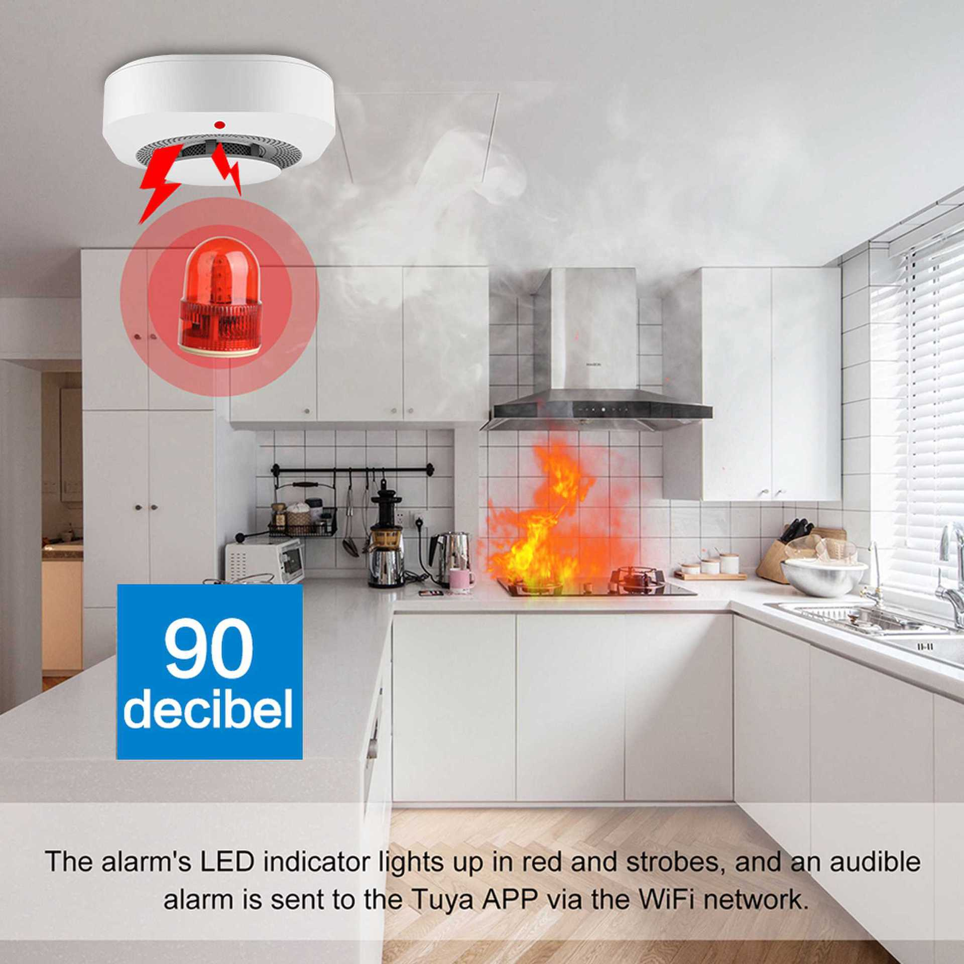 Rauchmelder mit rotem Blitzlicht und 90 Dezibel Alarm in einer Küche mit Feuer.