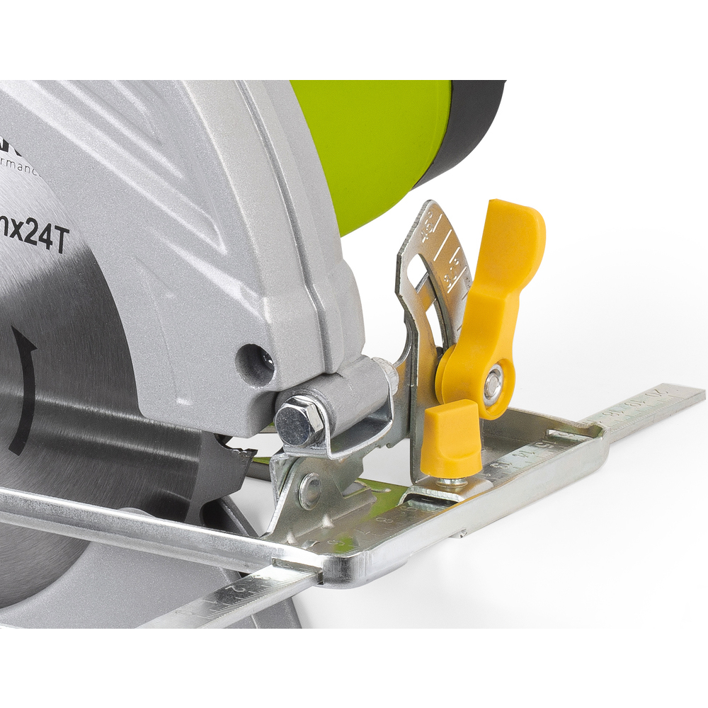 Zbliżenie piły tarczowej ze srebrną obudową, zieloną osłoną i żółtymi dźwigniami.