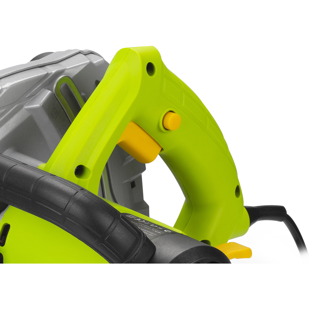 Zbliżenie piły tarczowej z zielonym uchwytem i żółtym przyciskiem.