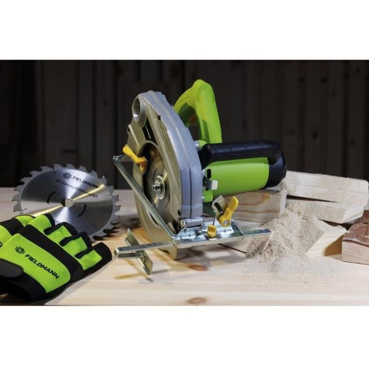 Piła tarczowa z zielonym uchwytem, brzeszczotem, rękawicami i drewnem na ławce.