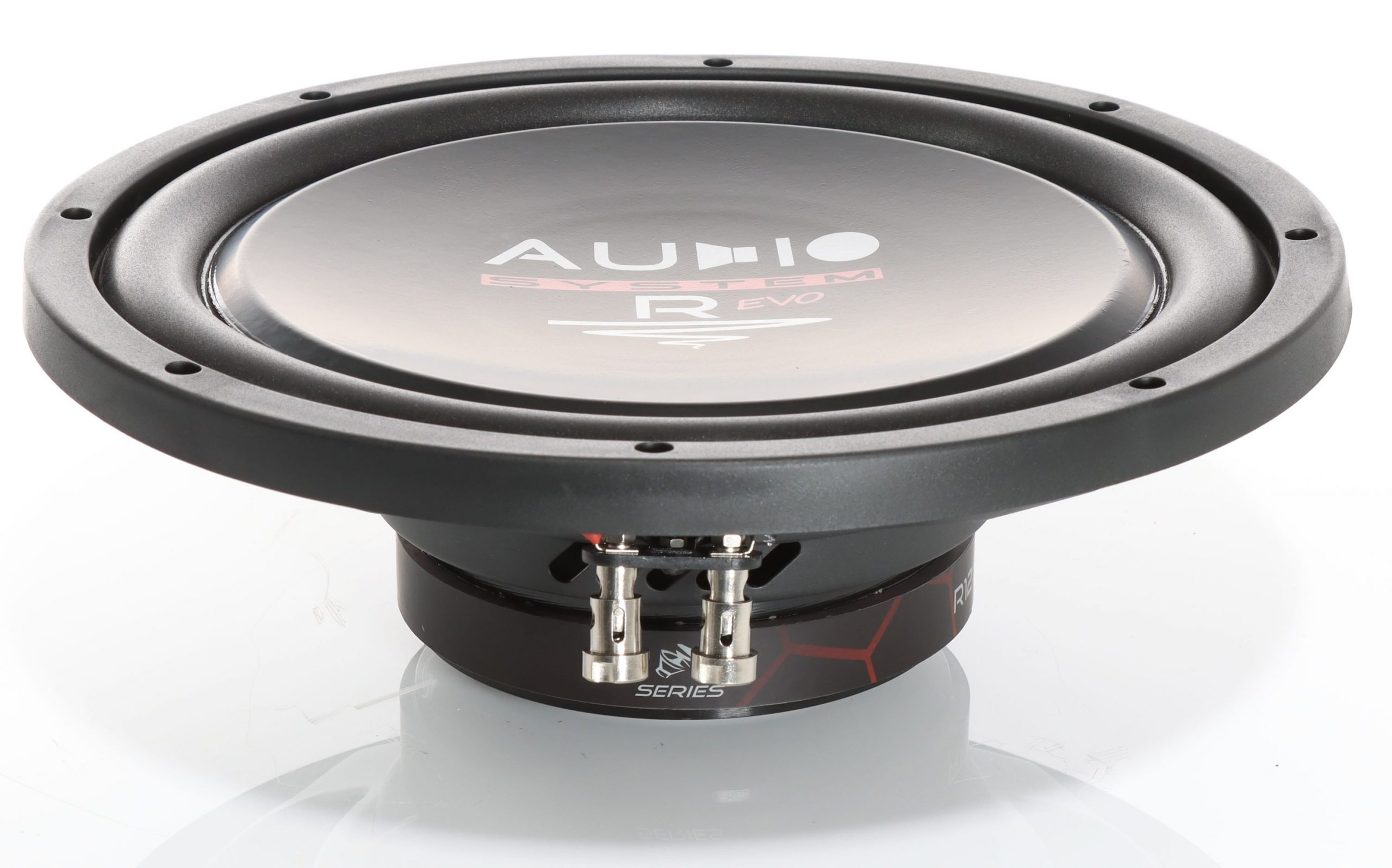 Schwarzer Subwoofer mit silbernen Anschlüssen und rotem Logo.