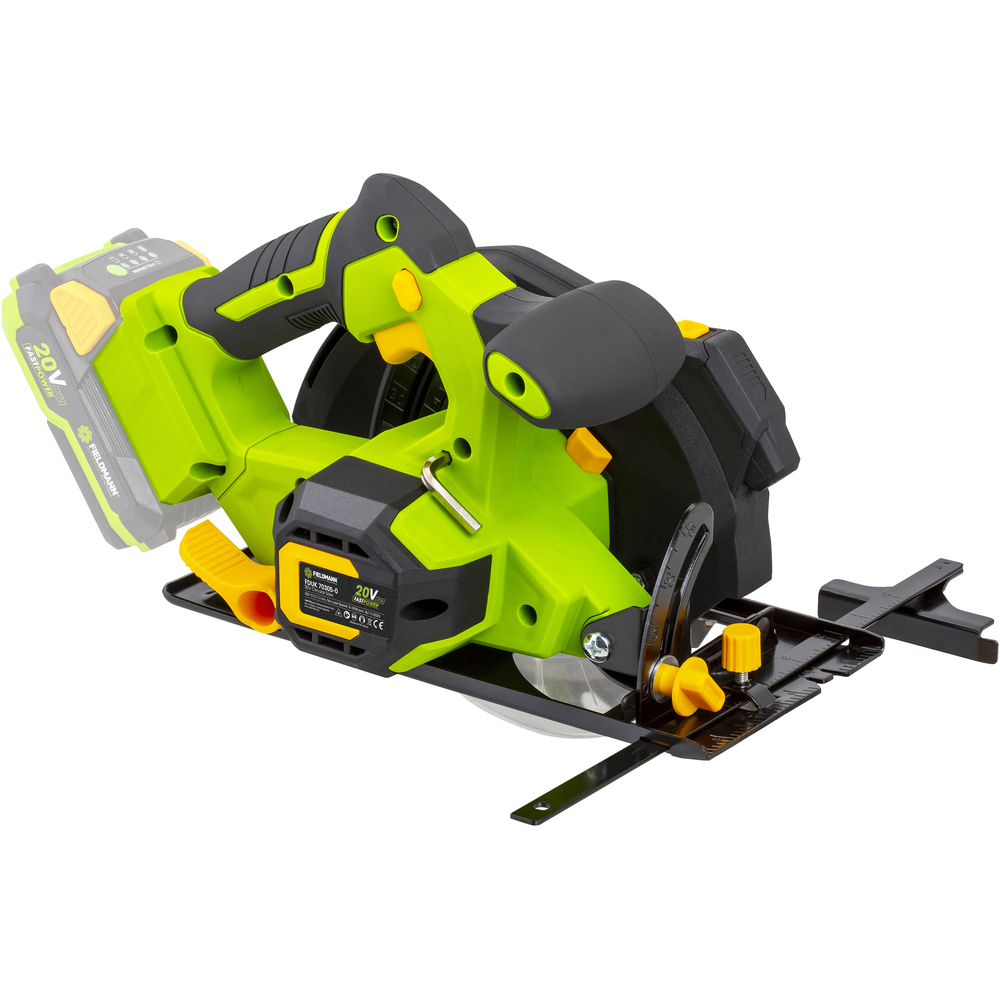 Zielono-czarna bezprzewodowa piła tarczowa z akumulatorem 20V, na białym tle.