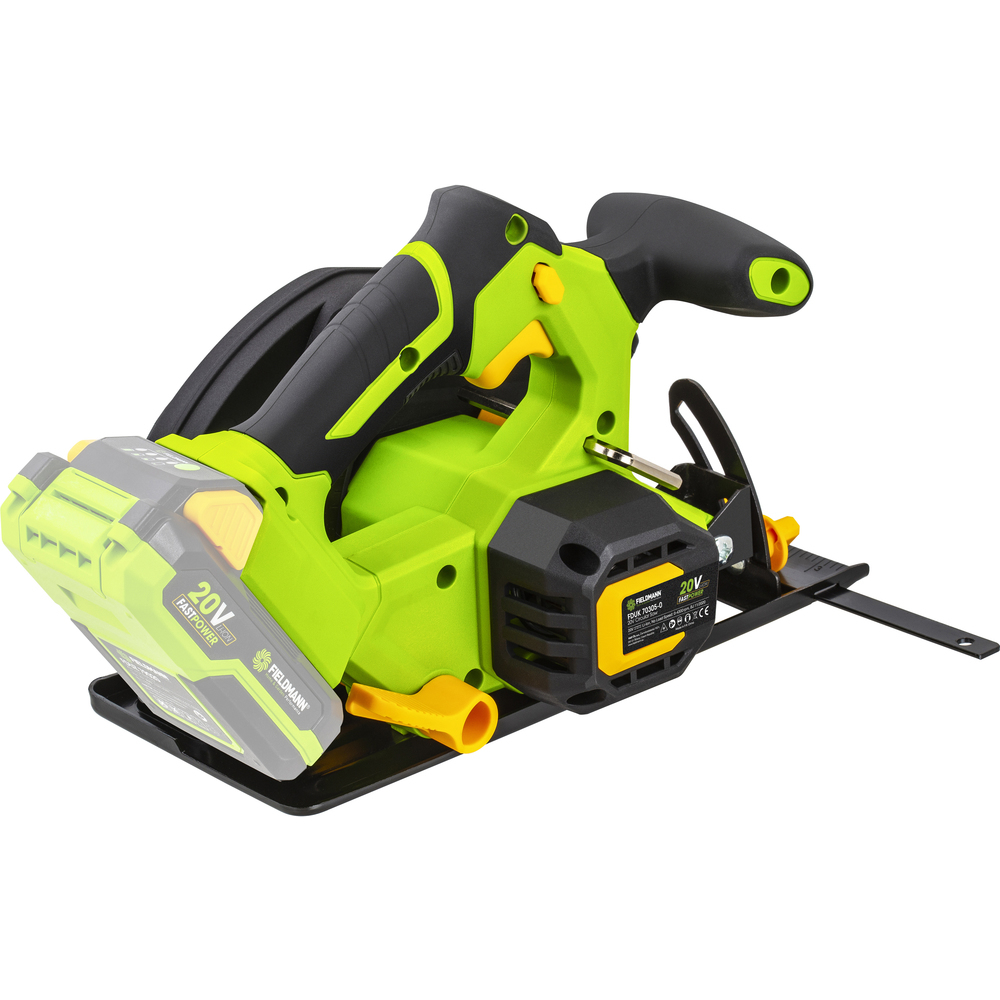 Zielona i czarna akumulatorowa piła tarczowa z żółtymi akcentami, na czarnej podstawie.