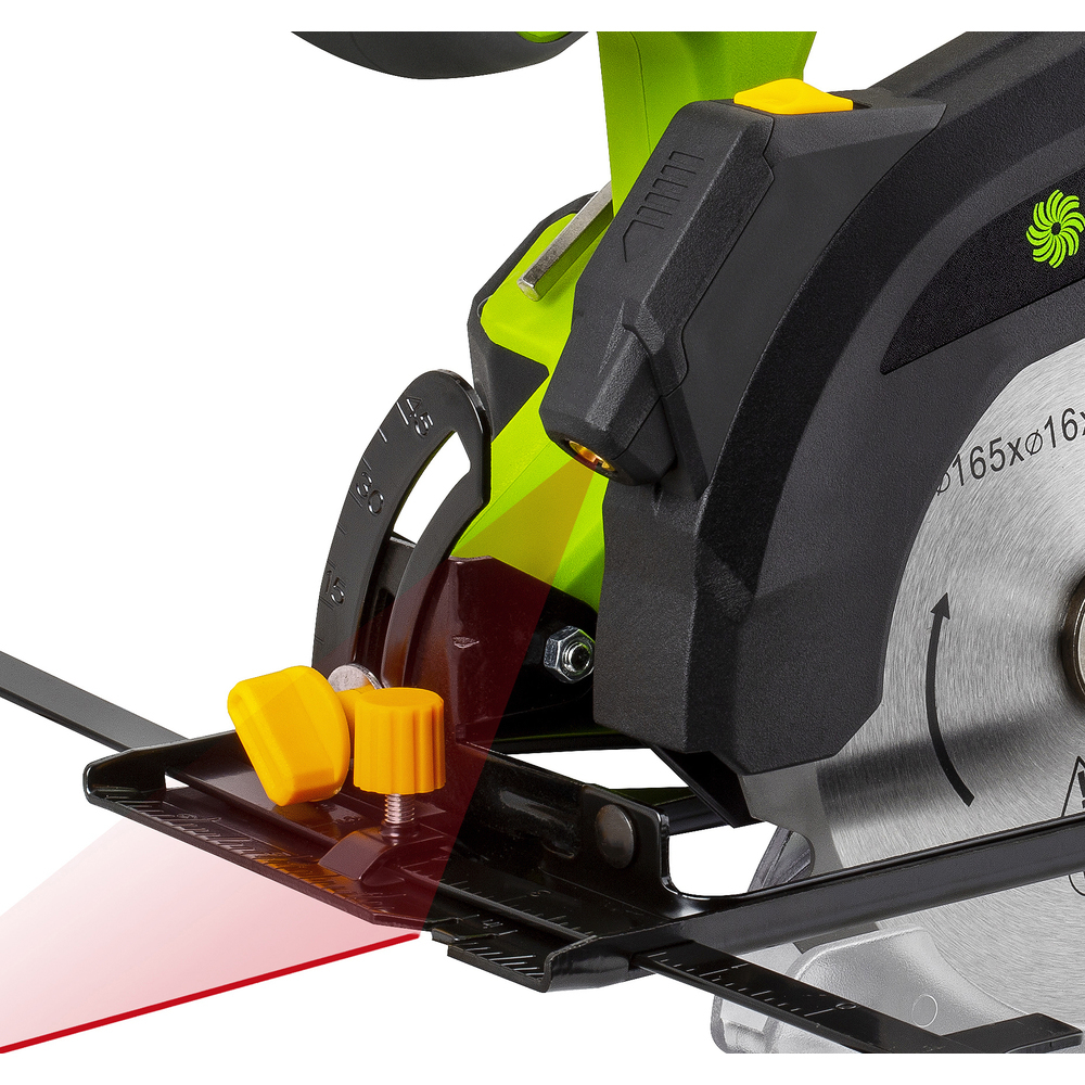 Zbliżenie piły tarczowej z czerwoną prowadnicą laserową i żółtymi pokrętłami.