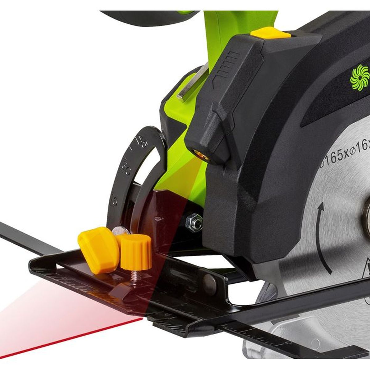 Zbliżenie piły tarczowej z czerwoną prowadnicą laserową i żółtymi pokrętłami regulacji.