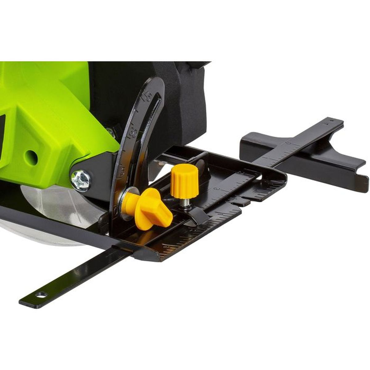 Zielona piła tarczowa z czarnymi pokrętłami i prowadnicą.