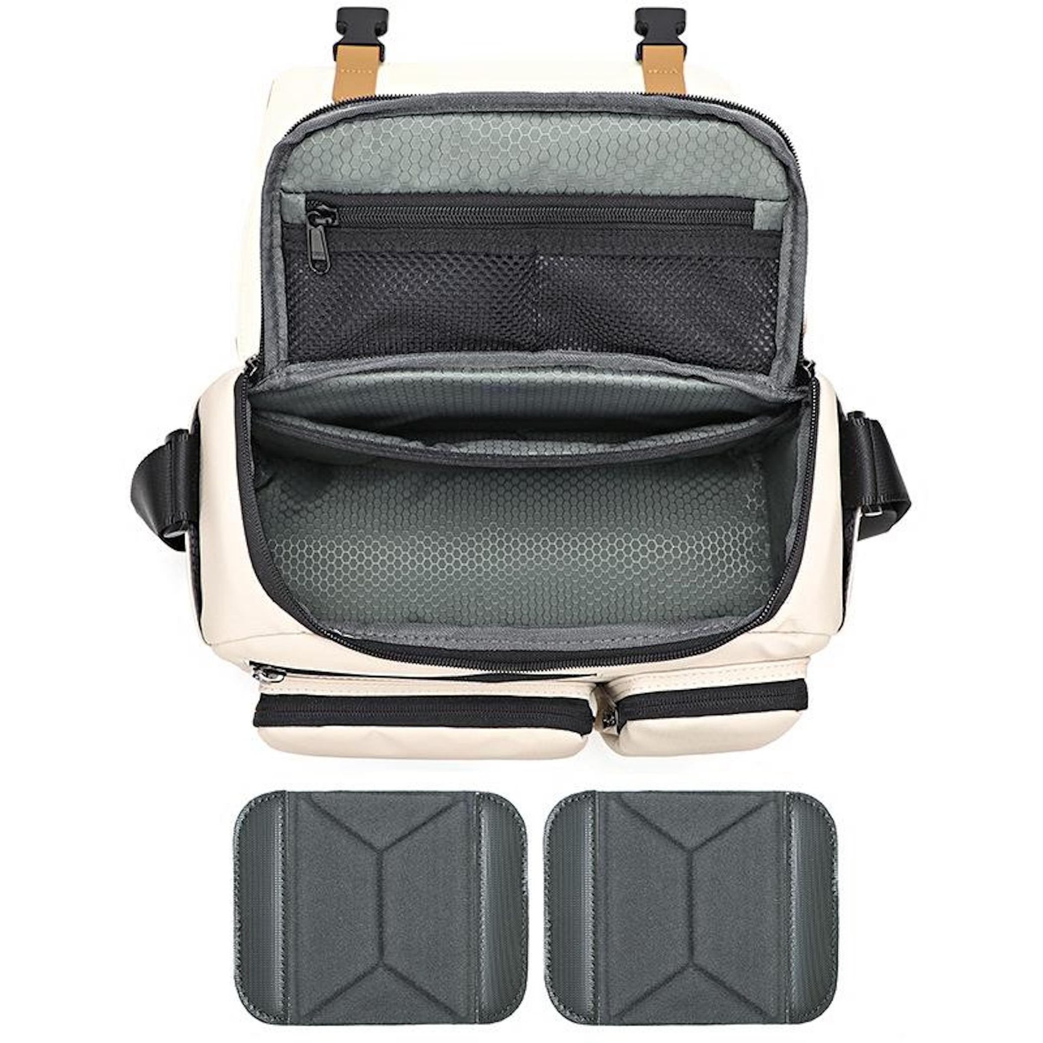 Offene beige Tasche mit schwarzen Reißverschlüssen und Fächern, darunter zwei graue Einlagen.