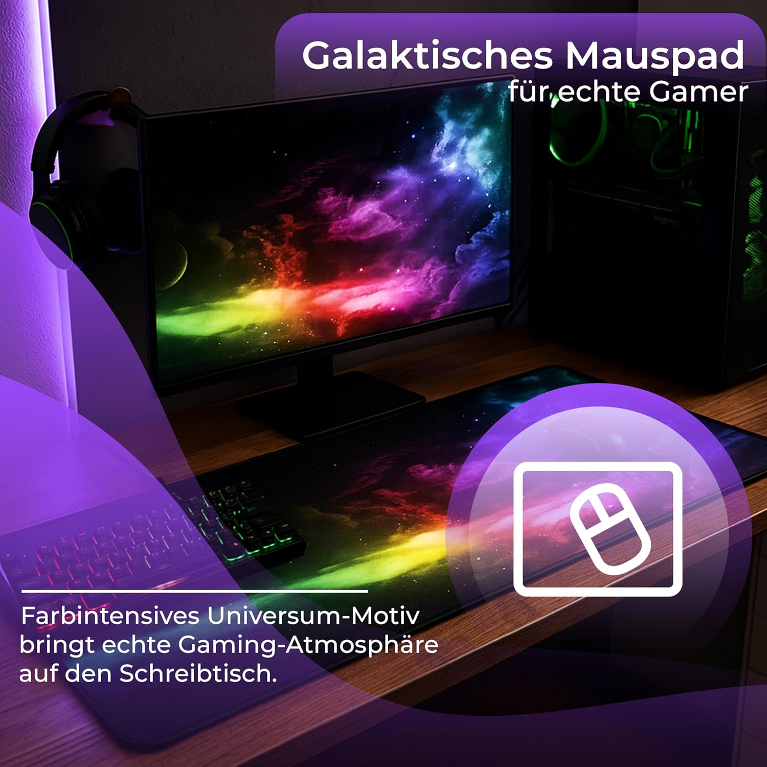 Ein Gaming-Schreibtisch mit buntem Galaxie-Mauspad, Tastatur, Monitor und Kopfhörern.