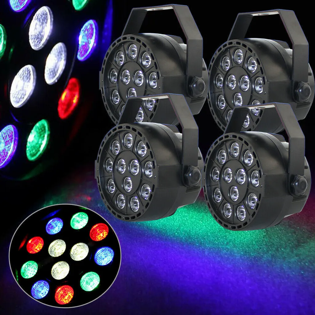 Vier schwarze Scheinwerfer mit vielen LEDs leuchten in Rot, Grün und Blau auf dunklem Hintergrund.