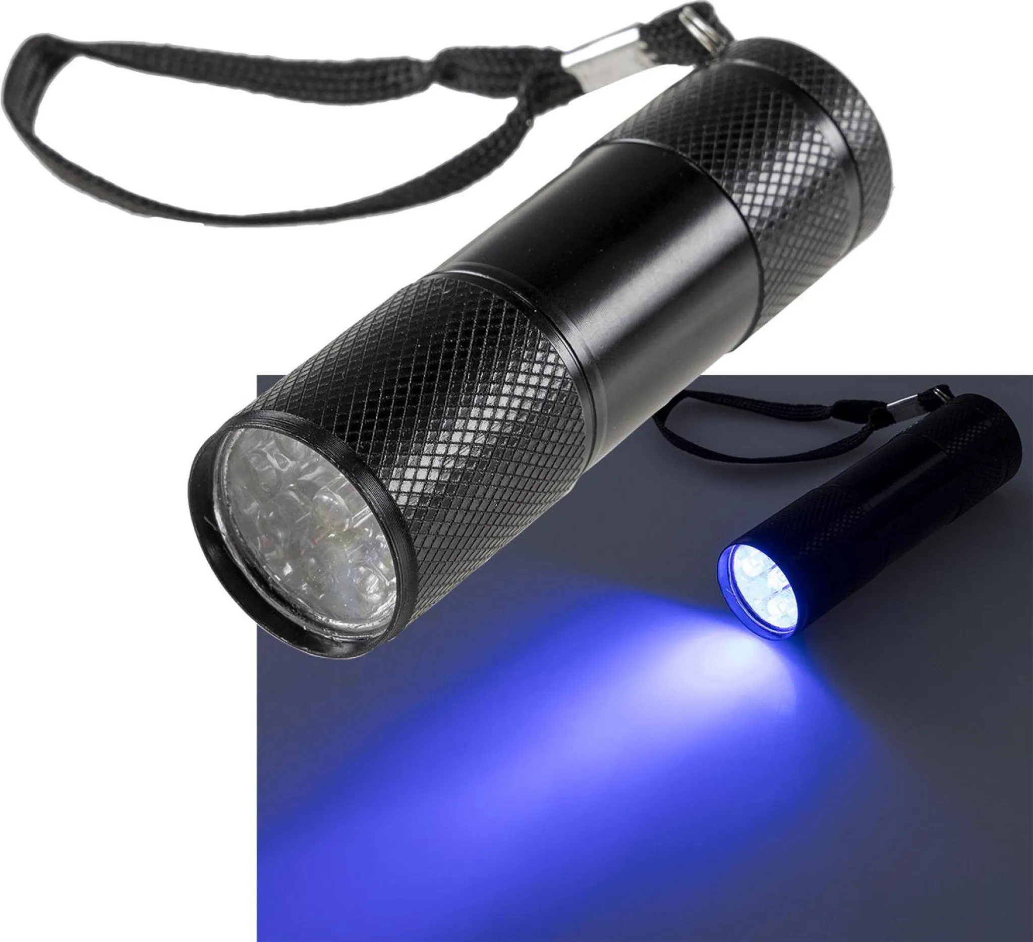 Eine schwarze UV-Taschenlampe mit Lanyard leuchtet blau auf einem dunklen Untergrund.