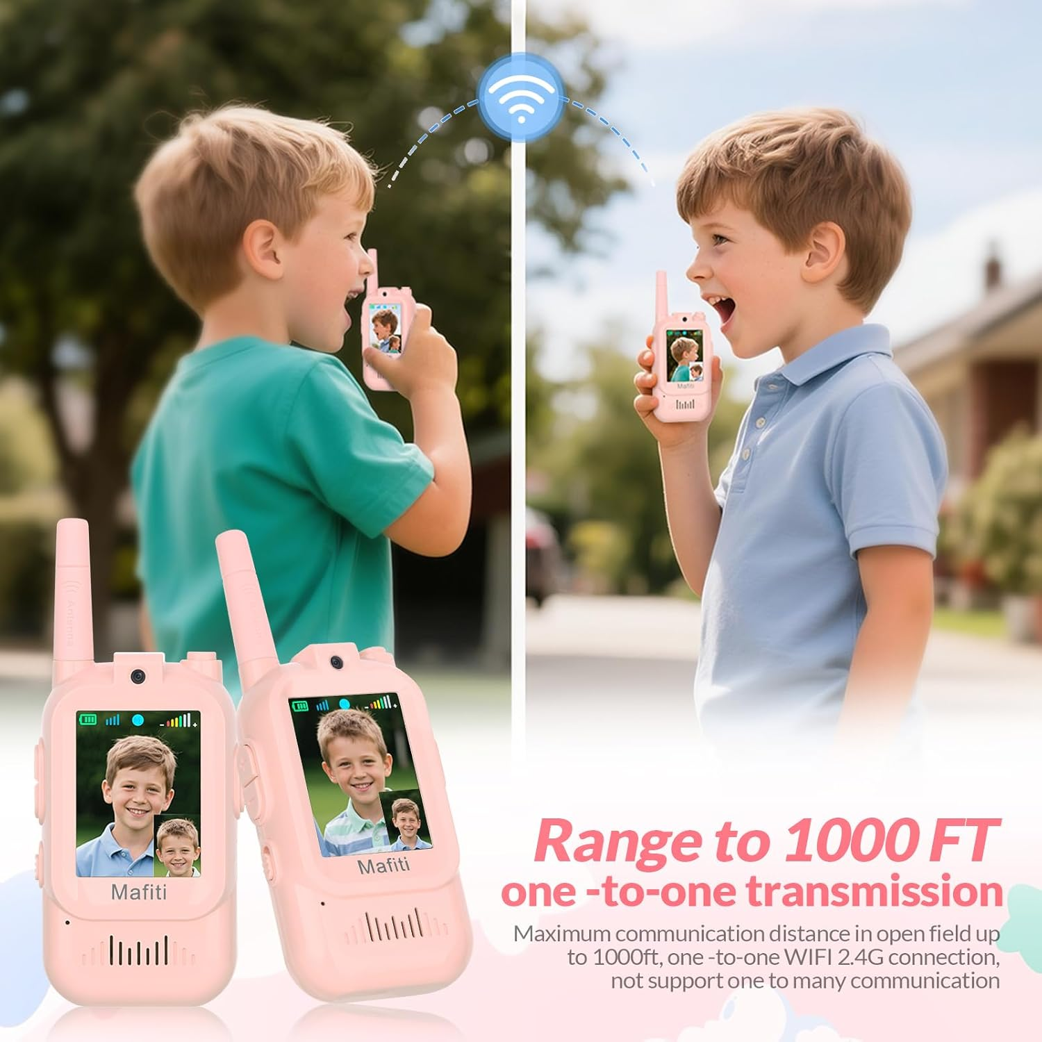 Zwei Kinder benutzen pinke Walkie-Talkies im Freien. Eines spricht, das andere hört zu.