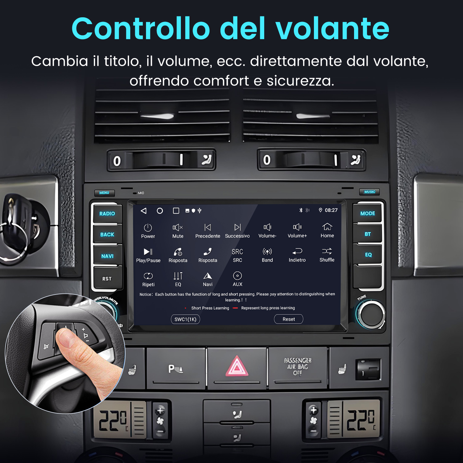 Un dito aziona il display del volante con i comandi radio. Vista interna auto.