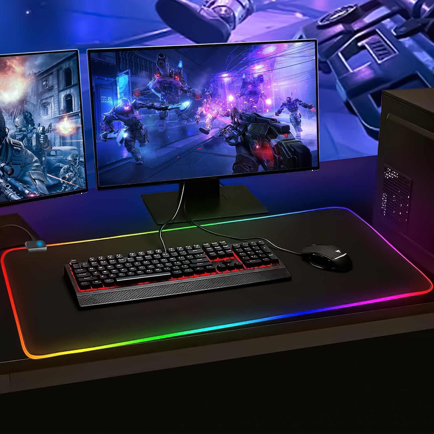 Gaming-Setup: Zwei Monitore mit Action-Spielen, Tastatur, Maus und einem PC-Tower auf einem Schreibtisch.