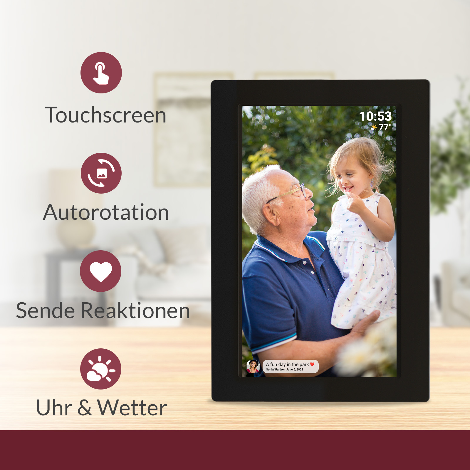 Großvater hält ein Kleinkind im Freien, der Bildschirm zeigt Uhrzeit und Wetter.