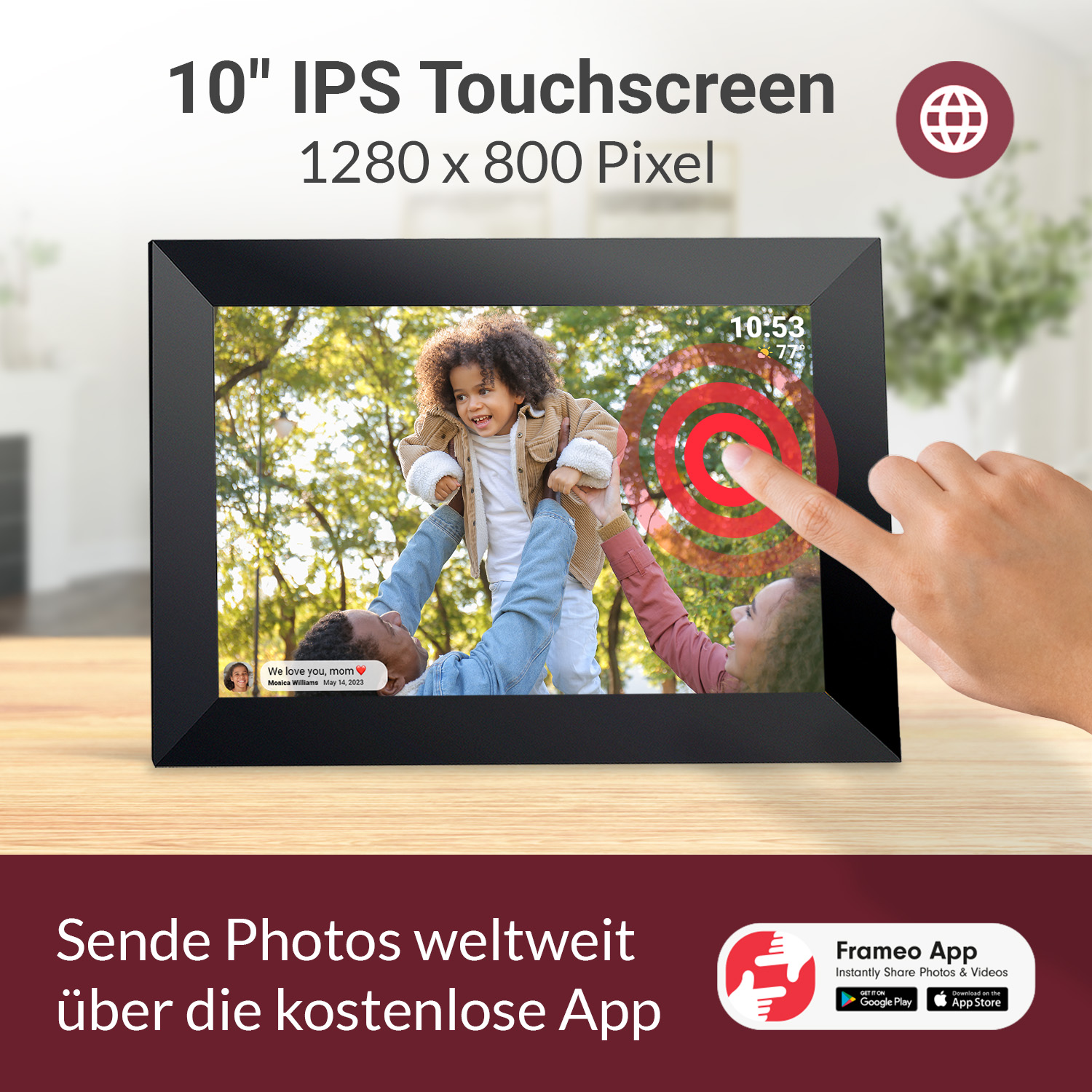 Ein Finger berührt einen digitalen Bilderrahmen mit einem Foto von Eltern, die ihr Kind hochheben.