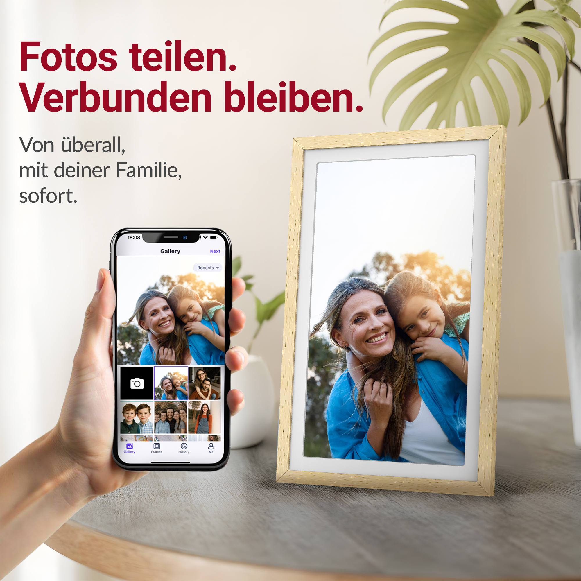 Eine Hand hält ein Smartphone mit einer Fotogalerie. Daneben ein Bilderrahmen.