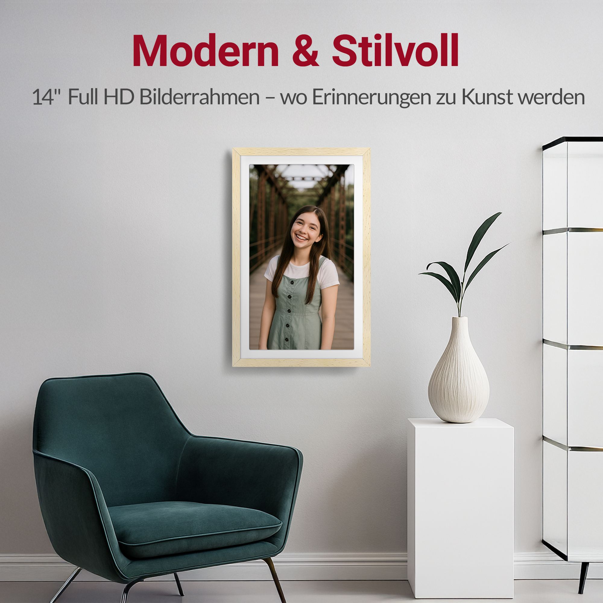 Ein junges Mädchen lächelt auf einem Foto in einem Holzrahmen, neben einem Sessel und einer Vase.