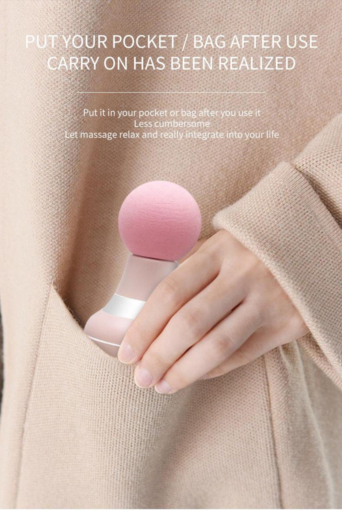 Ein pinker Massager mit rundem Kopf steckt in der Tasche eines beigen Pullovers.
