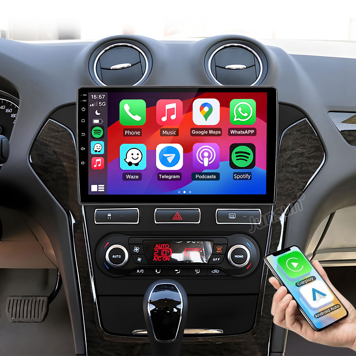 Ein Smartphone wird in der Nähe eines Autoradios gehalten, das Apps anzeigt.