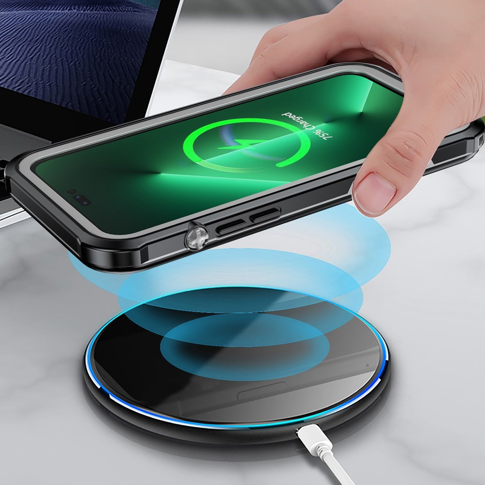 Main place smartphone sur chargeur sans fil noir avec lumière bleue.
