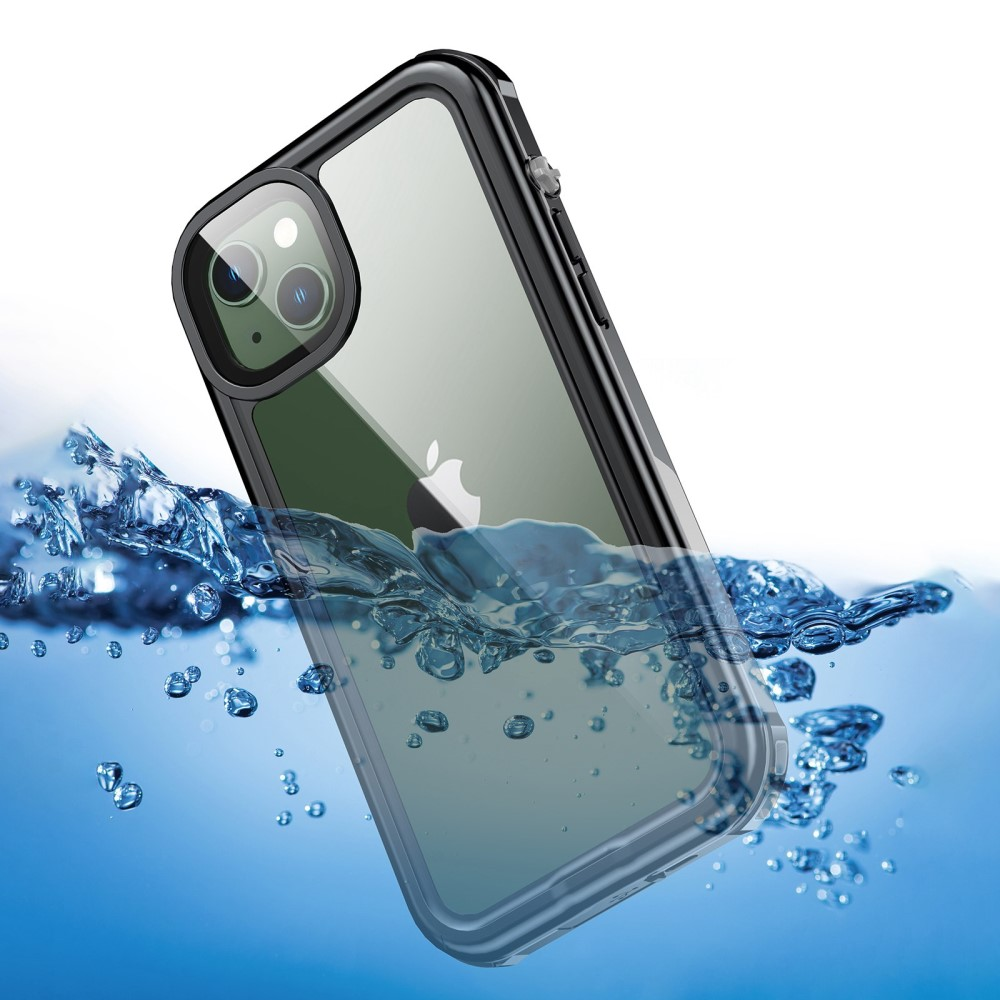 Une coque noire pour iPhone avec dos transparent est immergée dans l'eau bleue.