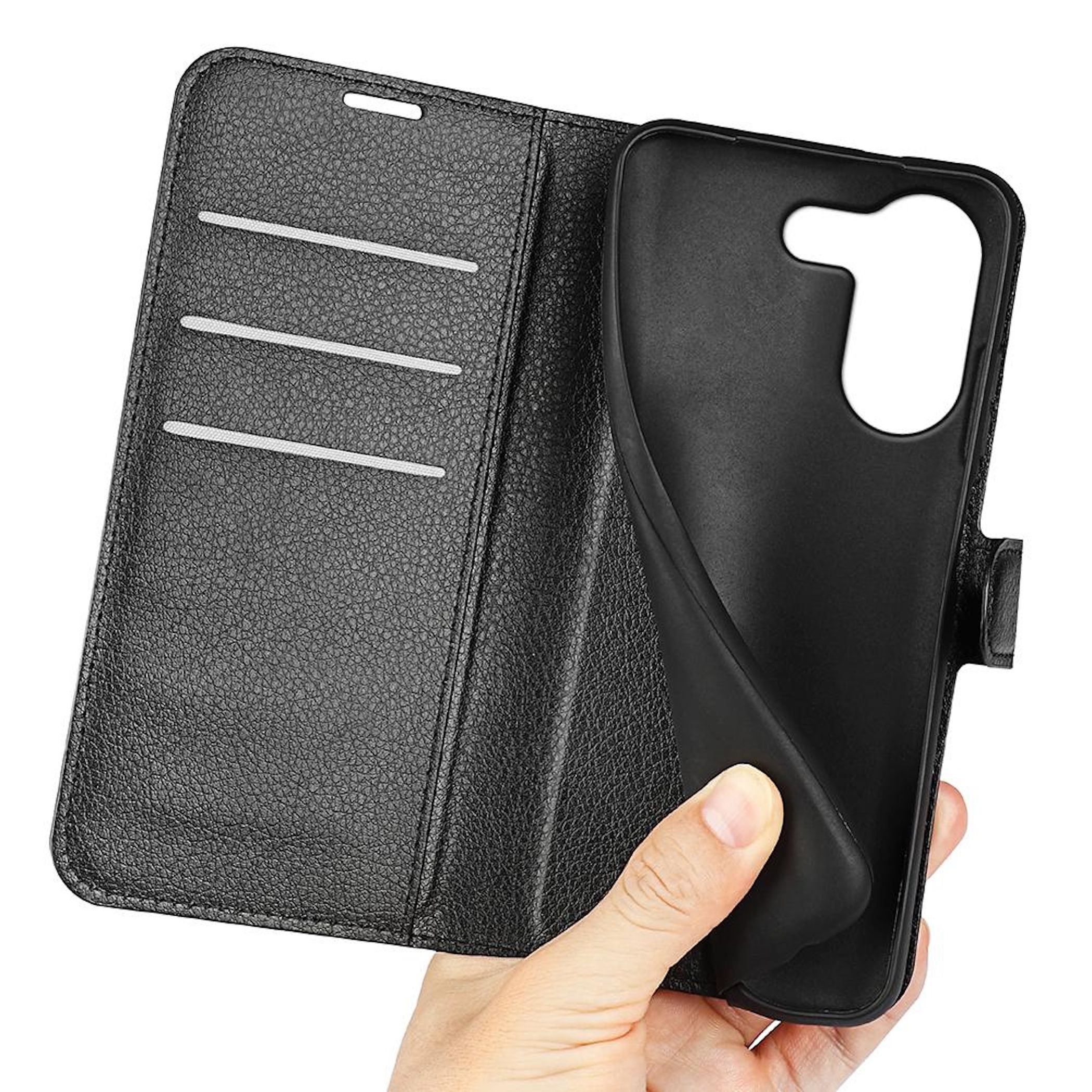 Hand hält schwarzes Leder-Flip-Handyhülle mit Kartenschlitzen und Kameraaussparung.
