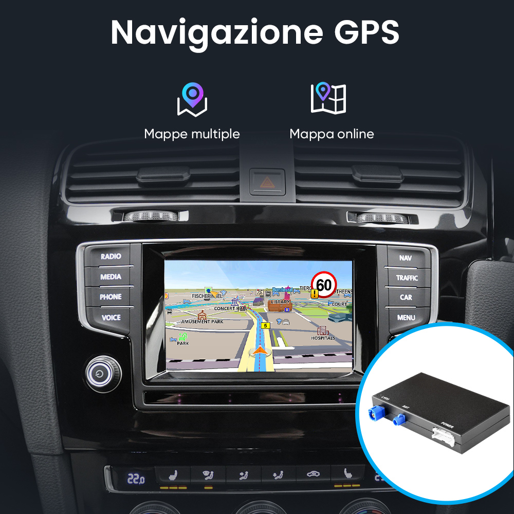 Cruscotto auto con schermo di navigazione GPS e una piccola scatola nera.