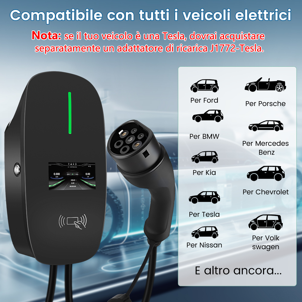 Un caricabatterie nero per auto elettrica con cavo e spina. Accanto ci sono silhouette di auto di varie marche.
