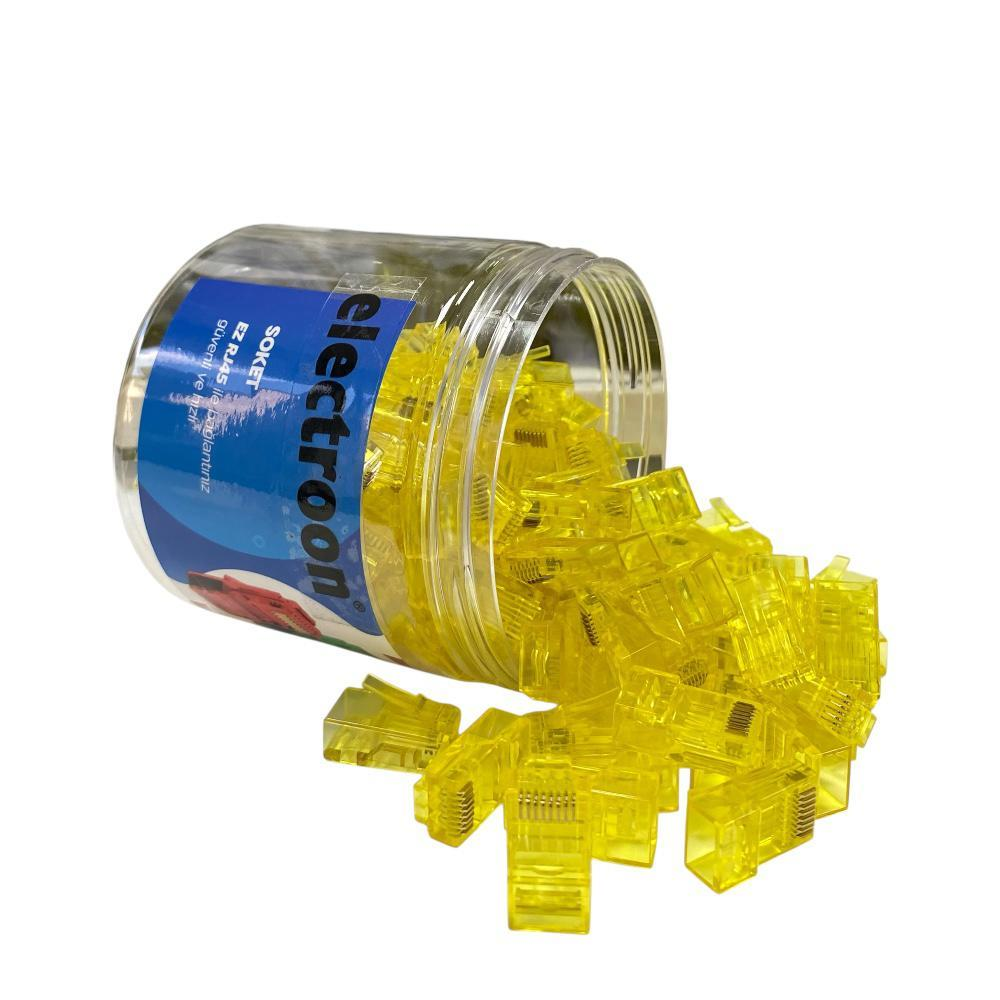 Dökülen sarı RJ45 konektörleriyle dolu şeffaf plastik kavanoz.