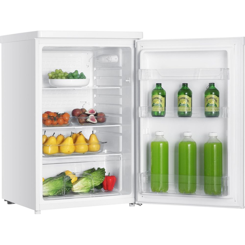 Ein offener weißer Kühlschrank mit Obst, Gemüse und Getränken.