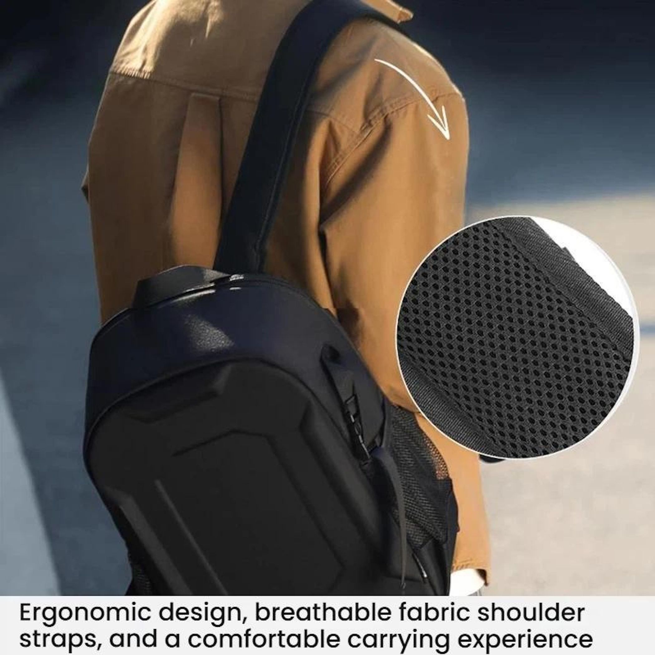 Person mit schwarzem Rucksack, brauner Jacke und Netzdetail am Schultergurt.
