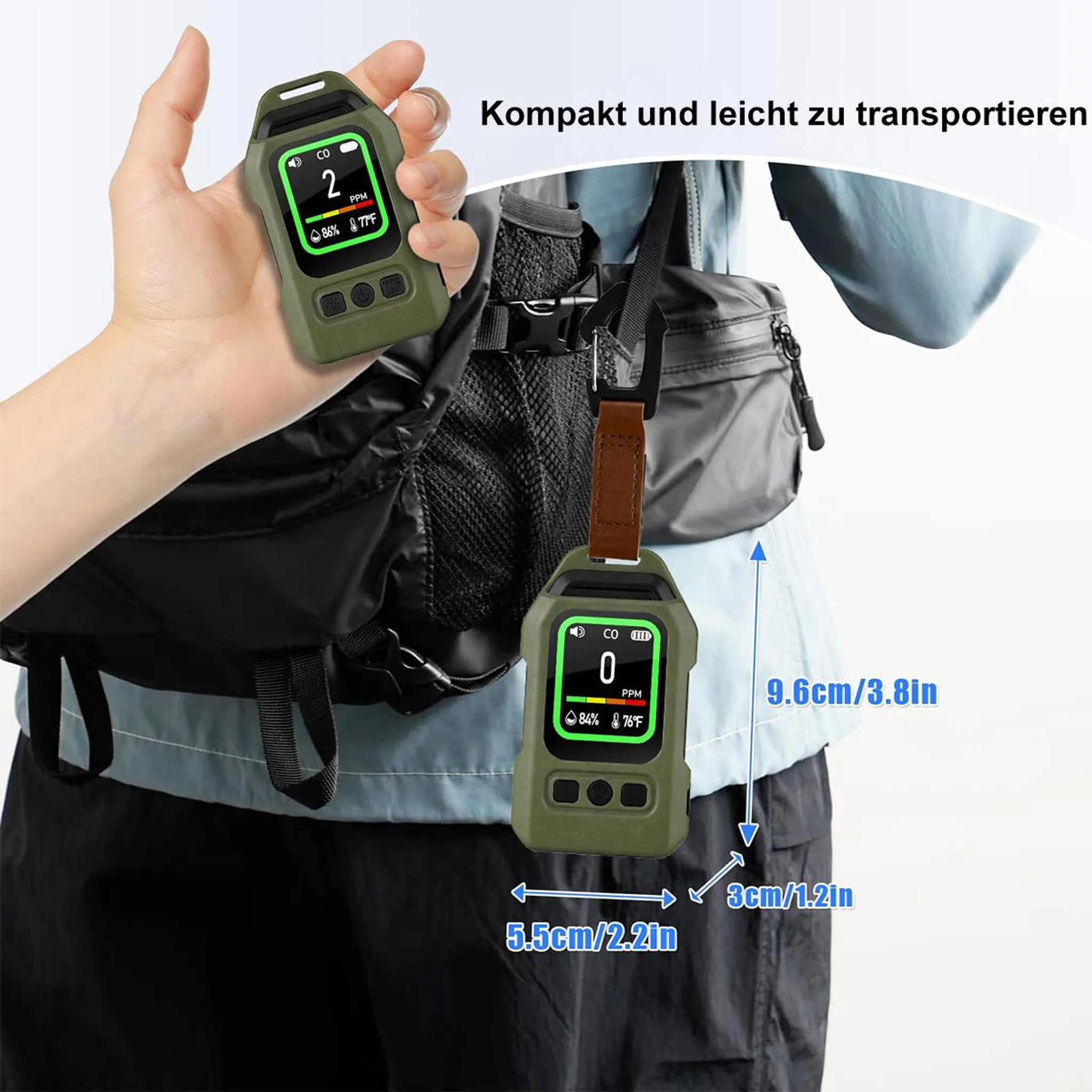 Ein grünes CO-Messgerät wird in einer Hand gehalten und hängt an einem Rucksack.