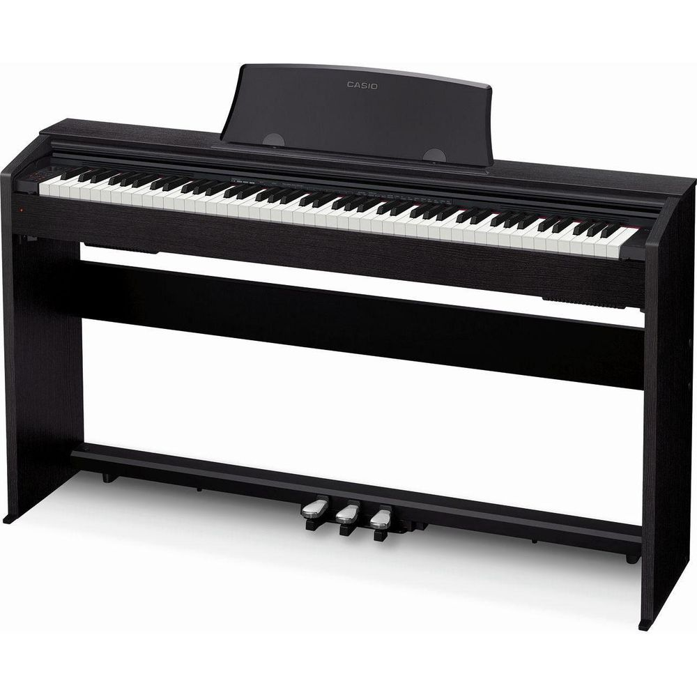 Un piano numérique noir avec pupitre et trois pédales.