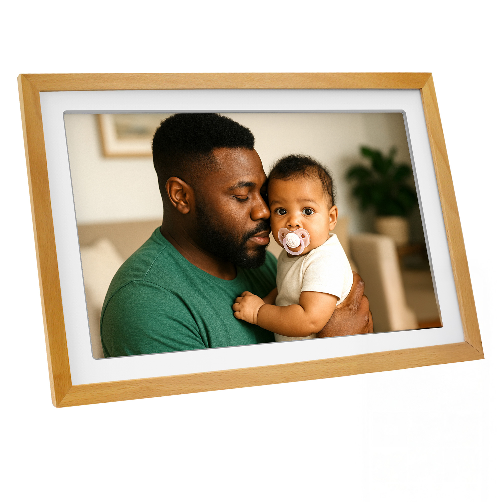 Ein Mann mit Baby in einem Holzrahmen. Der Mann hält das Baby auf dem Arm.