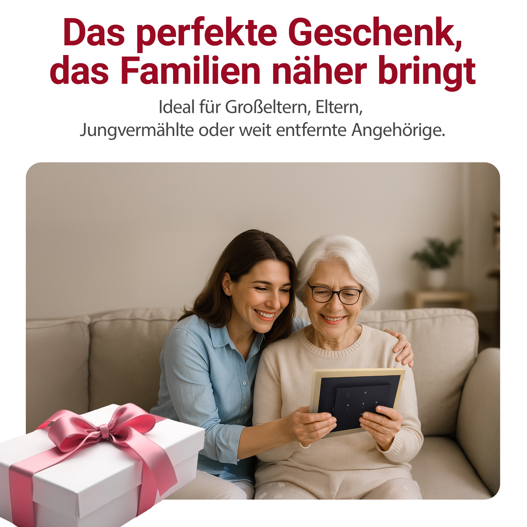 Eine Frau und ihre Großmutter schauen ein Foto an, daneben eine Geschenkbox.