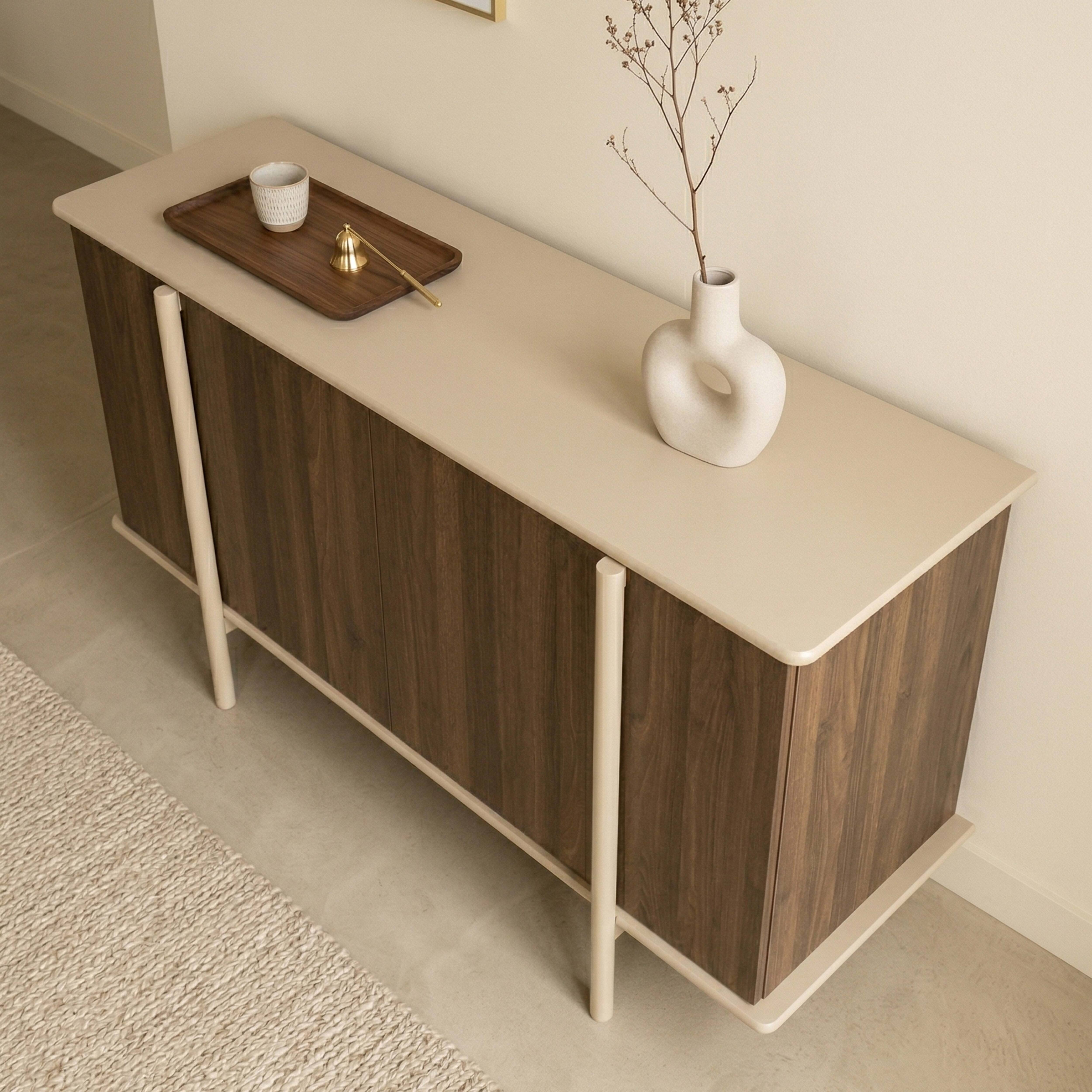 Ein Sideboard aus Holz mit einer hellen Oberseite, dekoriert mit einer Vase und einer Schale.
