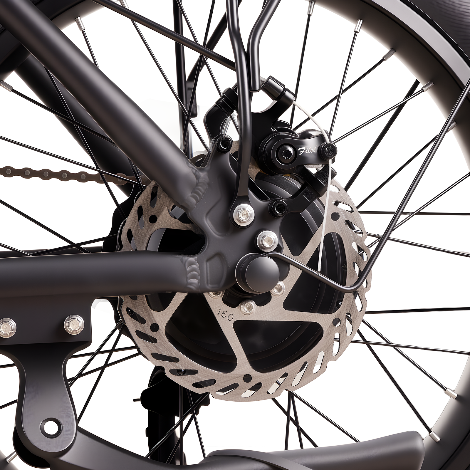 Primo piano del disco freno posteriore della bicicletta, pinza e raggi. Nero e argento.