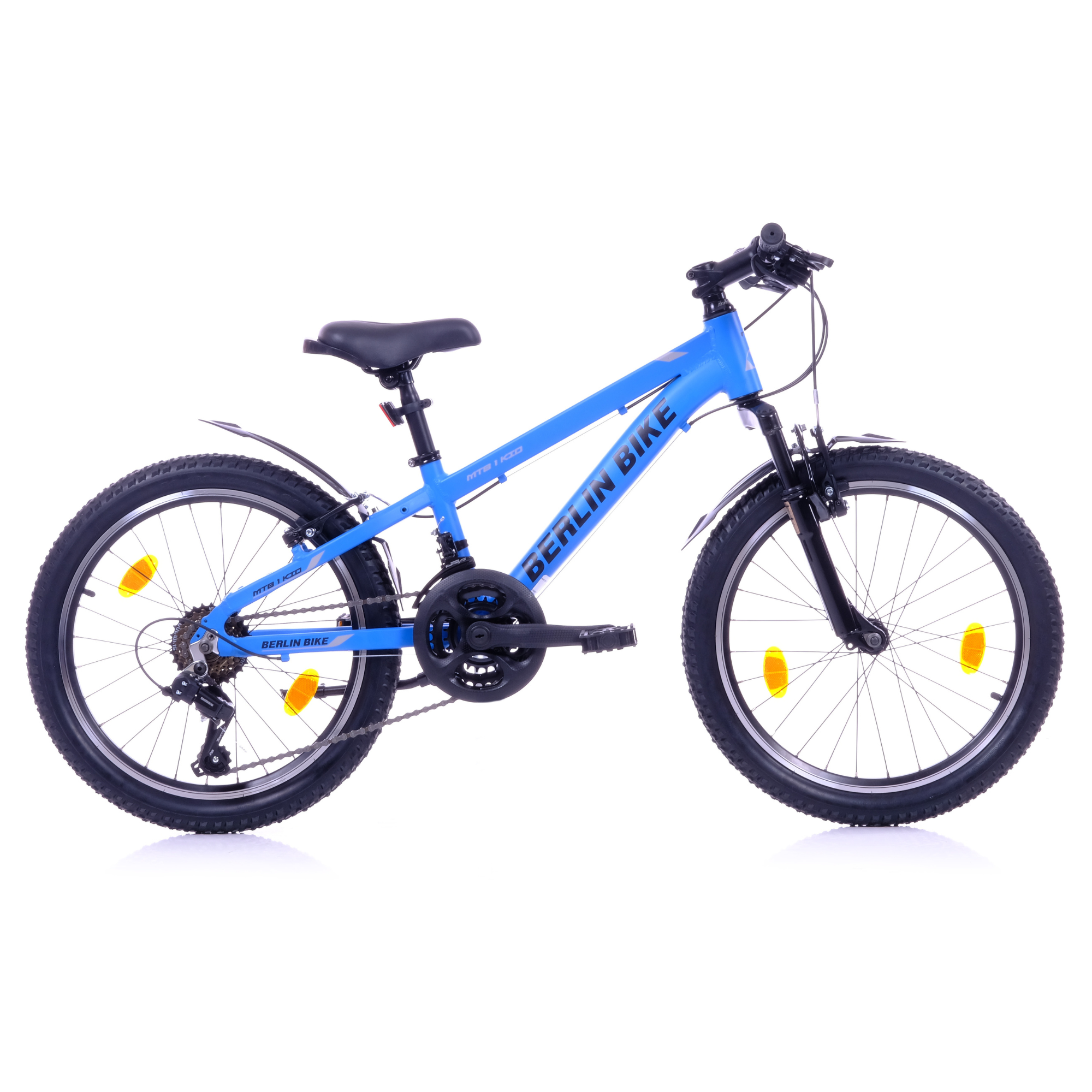 Ein blaues Fahrrad mit schwarzen Reifen, Schutzblechen und einem Sattel.