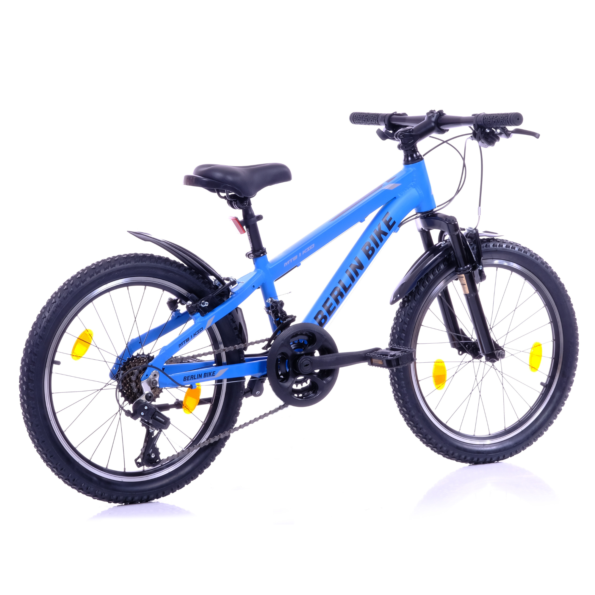 Ein blauer Kinderfahrrad mit schwarzen Reifen und Schutzblechen, auf weißem Hintergrund.