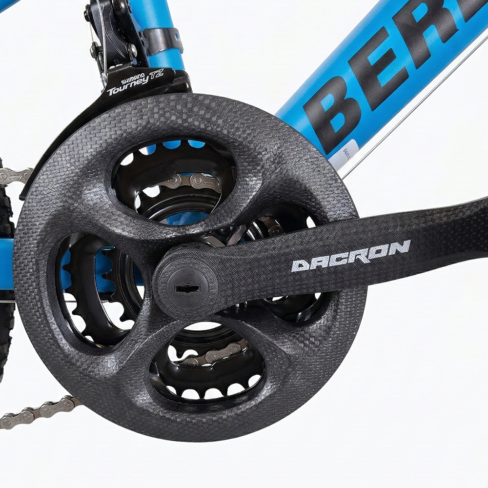Ein schwarzer Kurbelschutz mit silbernem Schriftzug auf einem blauen Fahrrad.