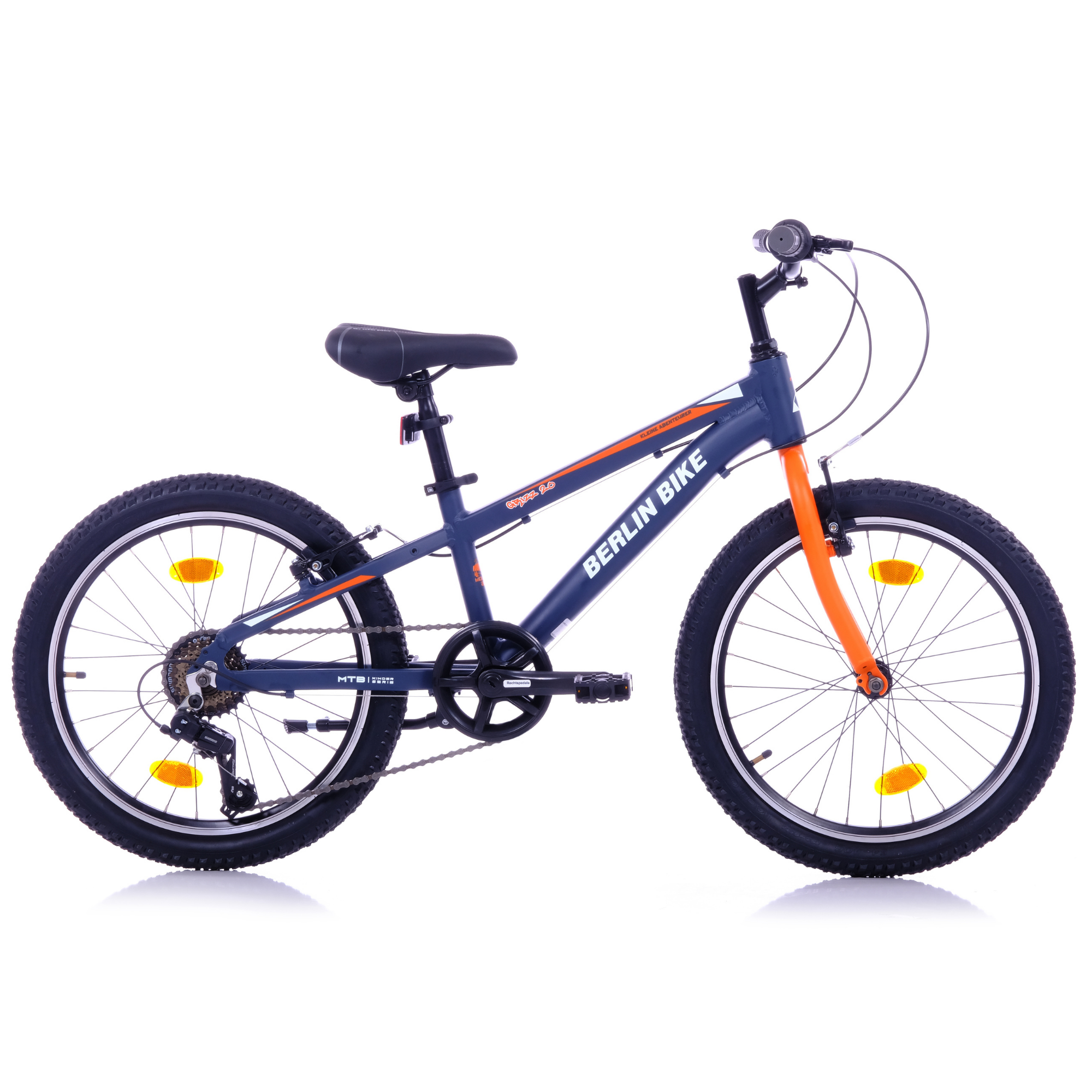 Ein blaues und orangefarbenes Kinderfahrrad steht vor weißem Hintergrund.